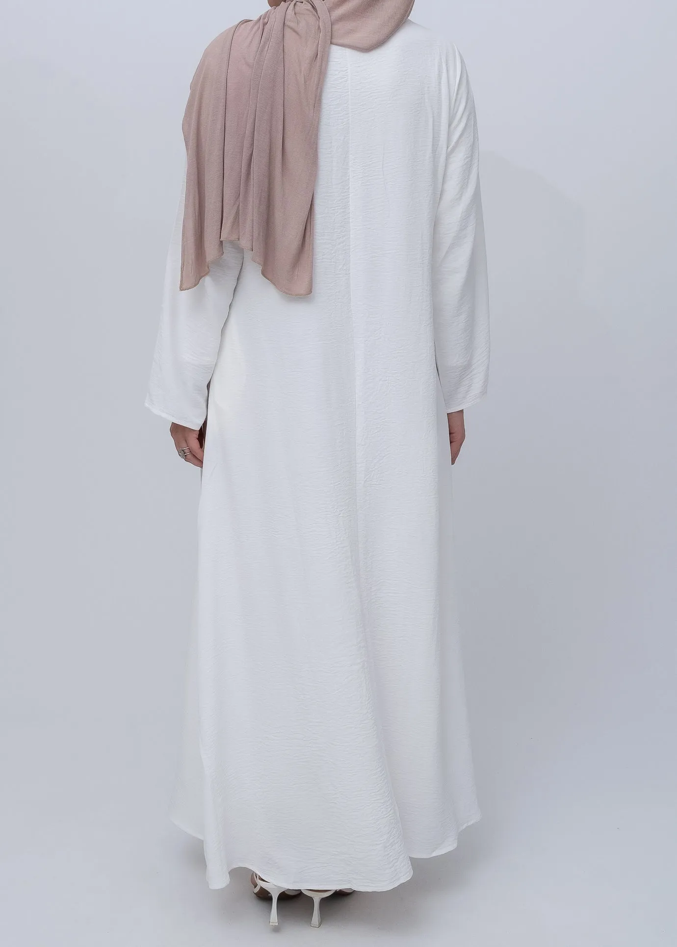 Kira loose slip dress with pockets in maxi length and with long sleeve in white