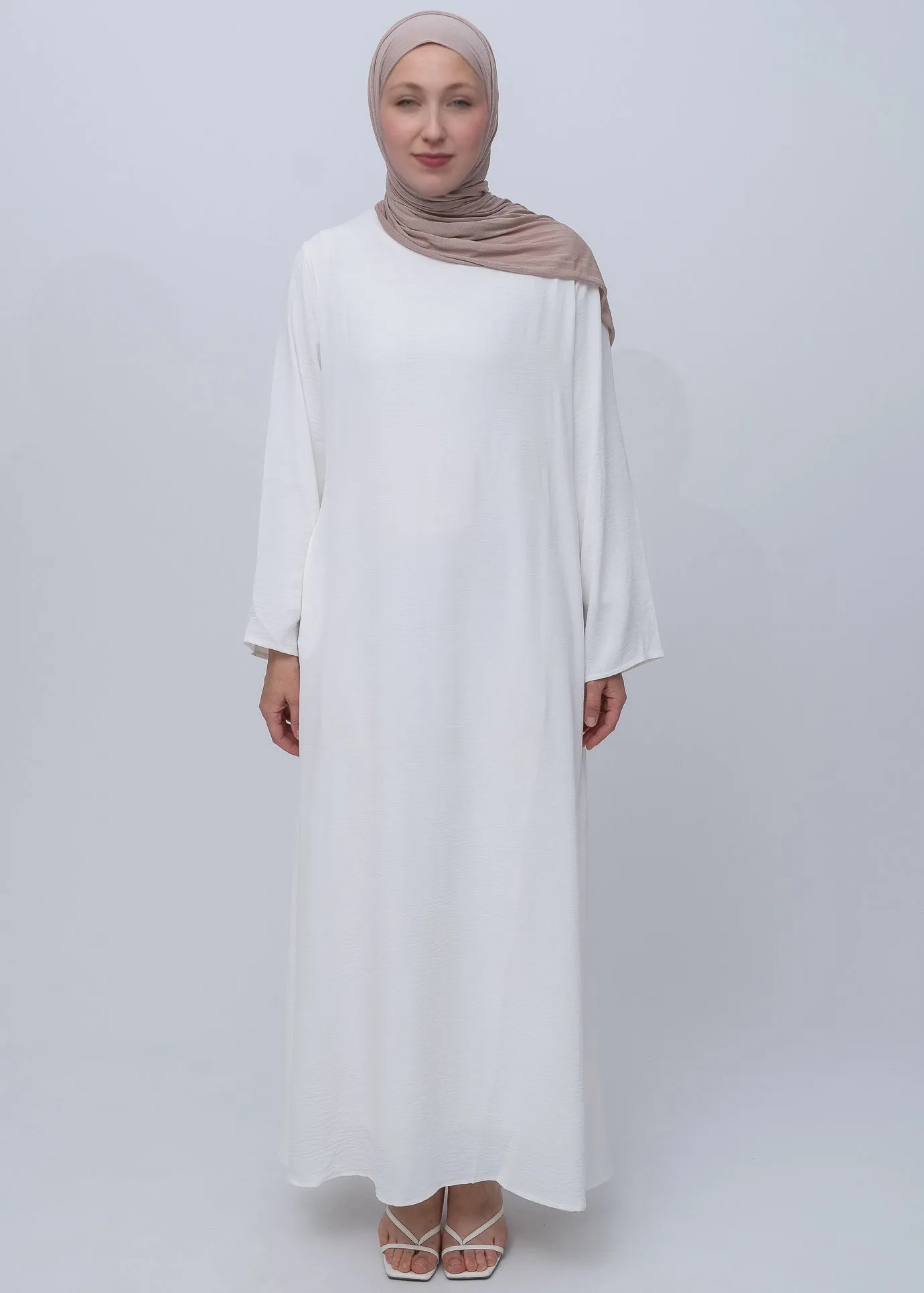 Kira loose slip dress with pockets in maxi length and with long sleeve in white